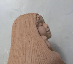 Sculpture mère à l'enfant en terre cuite