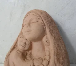 Sculpture mère à l'enfant en terre cuite