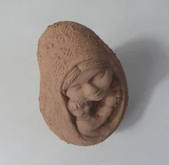 Sculpture mère à l'enfant en terre cuite