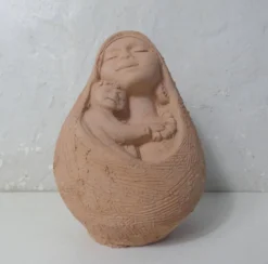 Sculpture mère à l'enfant en terre cuite