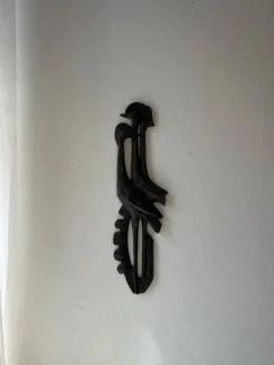 Sculpture murale brutaliste avec des oiseaux Ars Munda