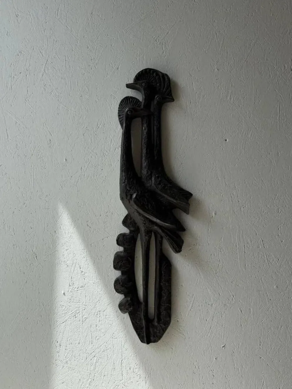 Sculpture murale brutaliste avec des oiseaux Ars Munda
