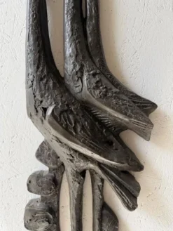 Sculpture murale brutaliste avec des oiseaux Ars Munda