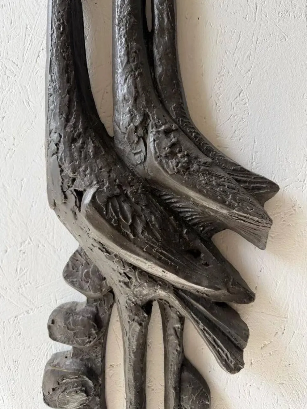 Sculpture murale brutaliste avec des oiseaux Ars Munda