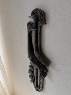 Sculpture murale brutaliste avec des oiseaux Ars Munda
