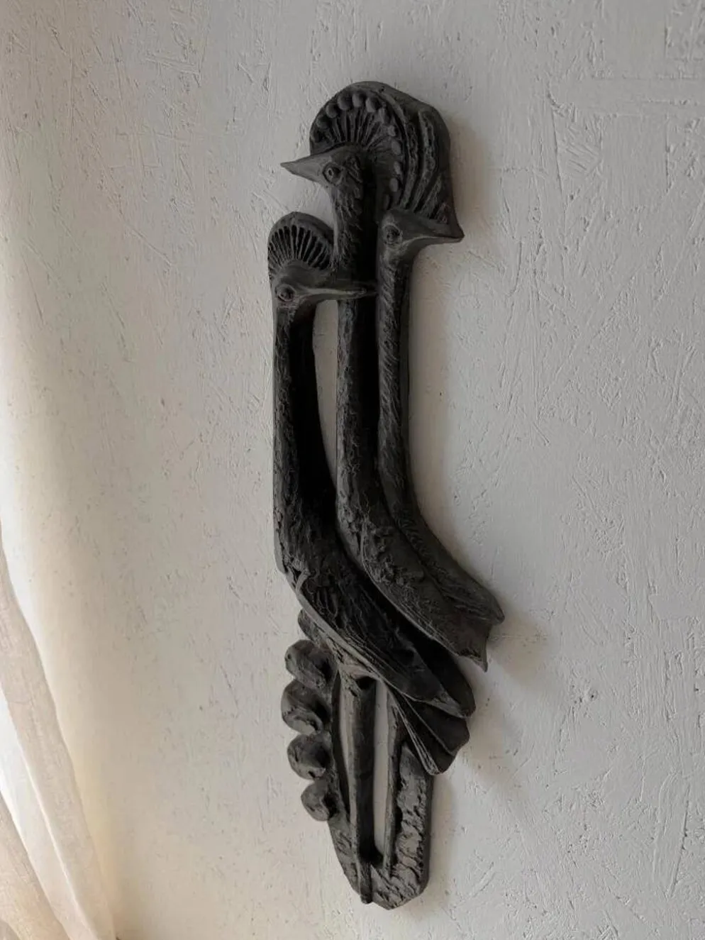 Sculpture murale brutaliste avec des oiseaux Ars Munda