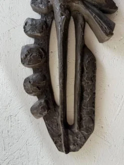 Sculpture murale brutaliste avec des oiseaux Ars Munda