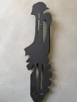 Sculpture murale brutaliste avec des oiseaux Ars Munda