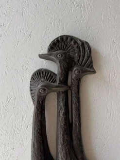 Sculpture murale brutaliste avec des oiseaux Ars Munda
