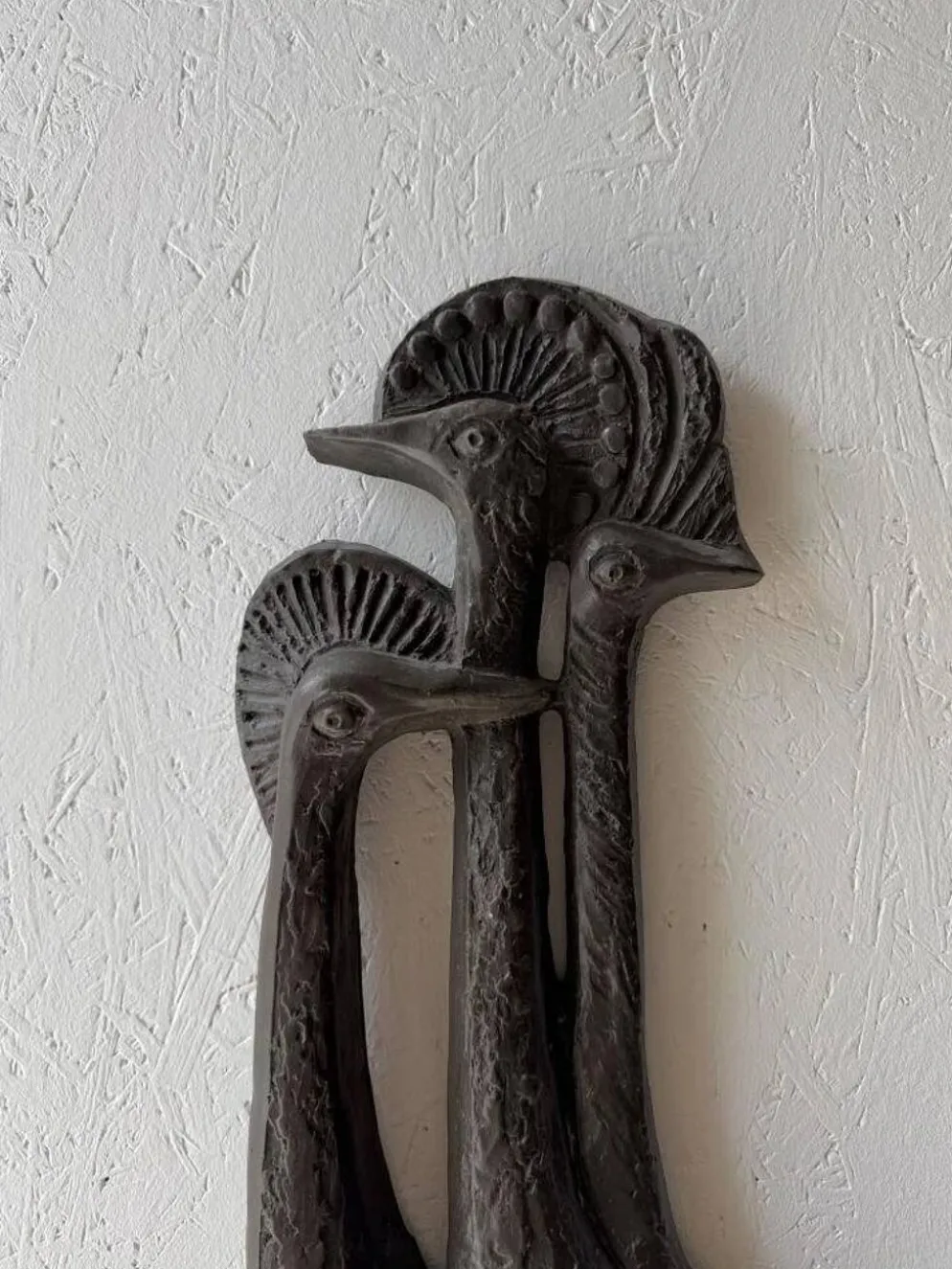 Sculpture murale brutaliste avec des oiseaux Ars Munda