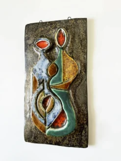 Sculpture murale cubiste en terre cuite émaillée. Allemagne, années 50