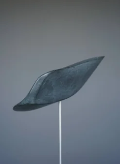Sculpture organique abstraite en pierre grise polie, années 1980