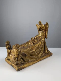 Sculpture Reine et Anges en terre cuite dorée