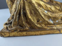 Sculpture Reine et Anges en terre cuite dorée