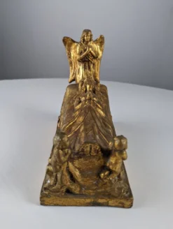 Sculpture Reine et Anges en terre cuite dorée