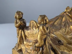 Sculpture Reine et Anges en terre cuite dorée
