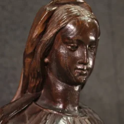 Sculpture religieuse en bois du XIXe siècle représentant la Vierge Marie