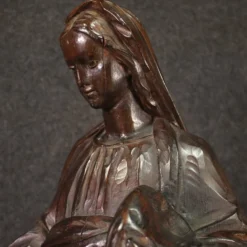 Sculpture religieuse en bois du XIXe siècle représentant la Vierge Marie