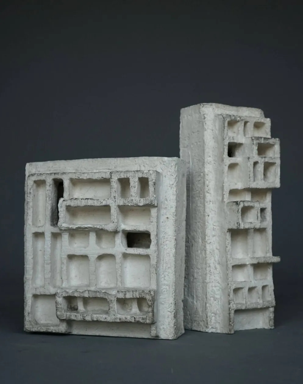 Sculptures abstraites architecturales brutalistes. Années 1960.