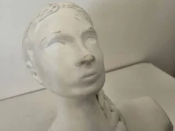 Sculpture statue académique en plâtre représentant la Venus de Milo, signé Dominique 1999