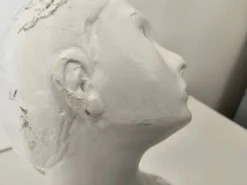 Sculpture statue académique en plâtre représentant la Venus de Milo, signé Dominique 1999