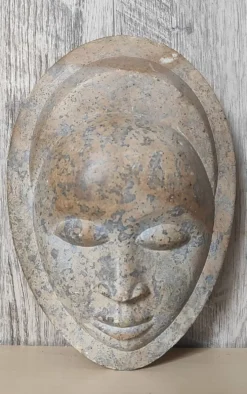 Sculpture visage africain en pierre