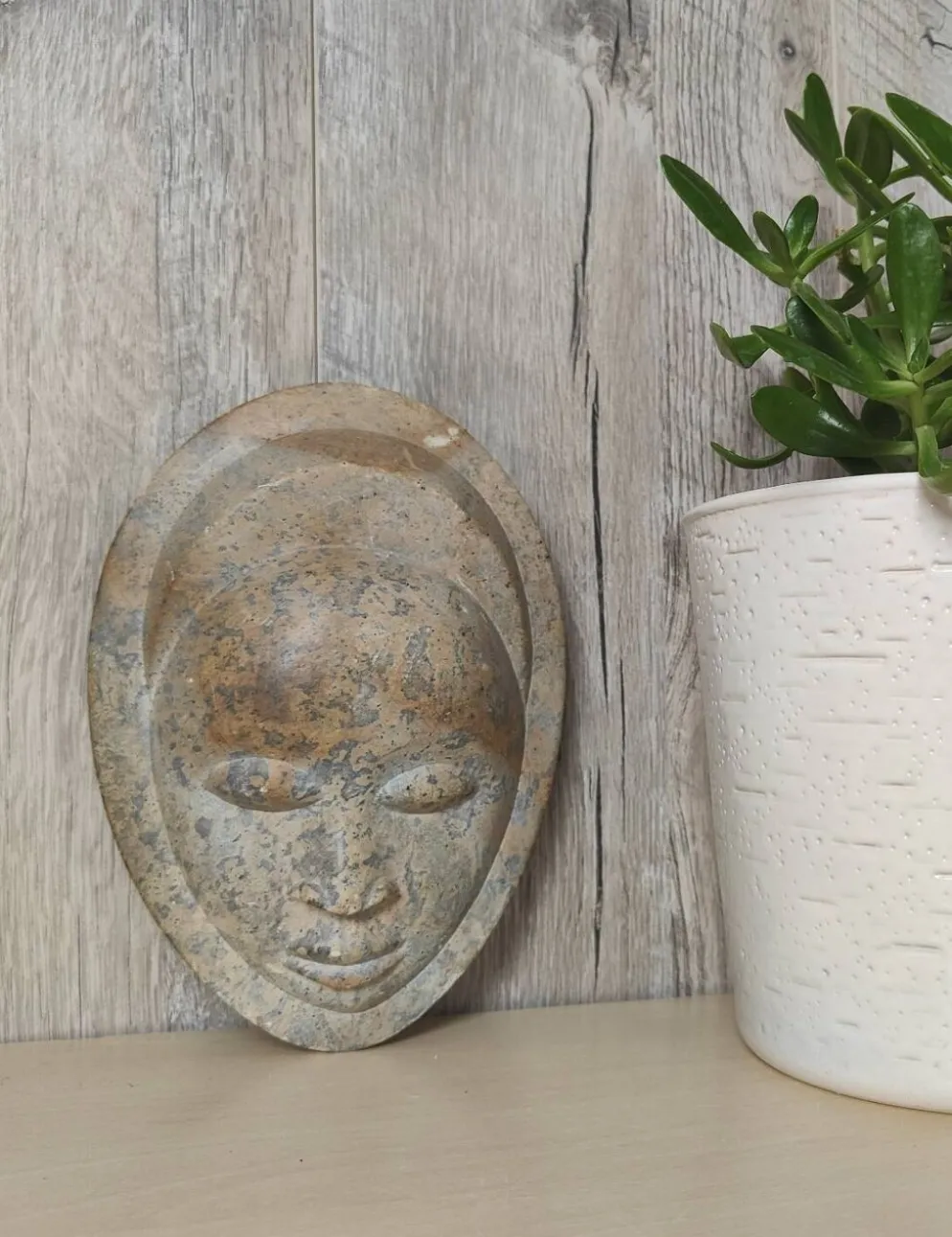 Sculpture visage africain en pierre
