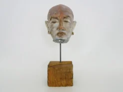 Sculpture visage en terre polychrome et plâtre, cabinet de curiosité. Ph Monaux. Artiste ariégeois