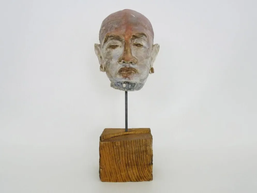 Sculpture visage en terre polychrome et plâtre, cabinet de curiosité. Ph Monaux. Artiste ariégeois