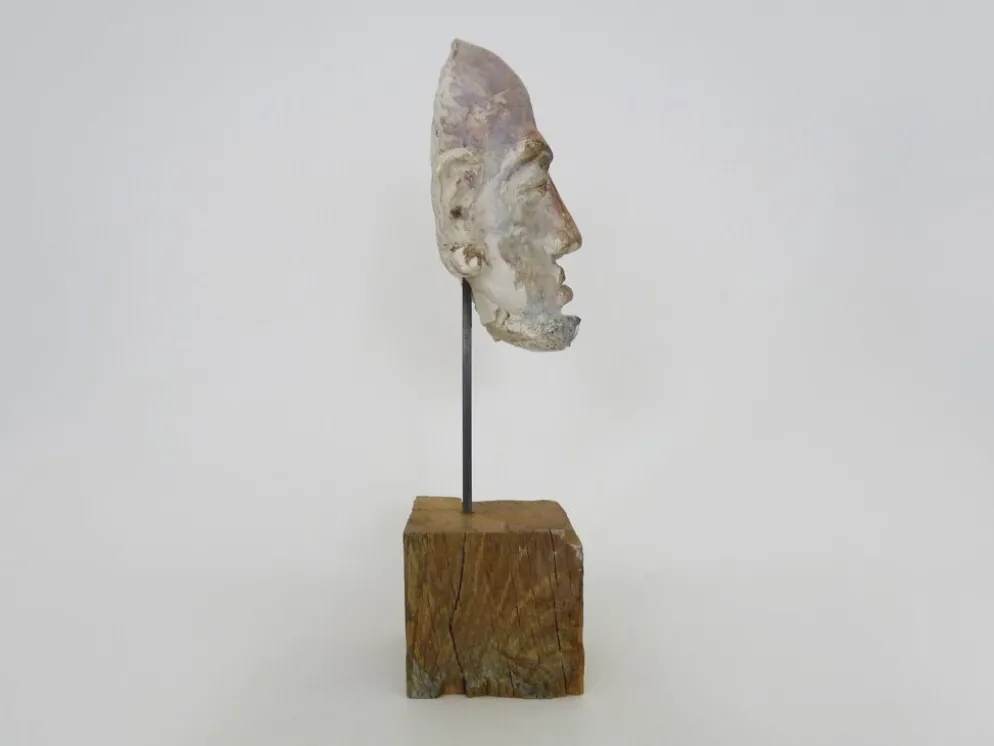 Sculpture visage en terre polychrome et plâtre, cabinet de curiosité. Ph Monaux. Artiste ariégeois