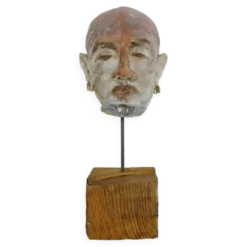 Sculpture visage en terre polychrome et plâtre, cabinet de curiosité. Ph Monaux. Artiste ariégeois