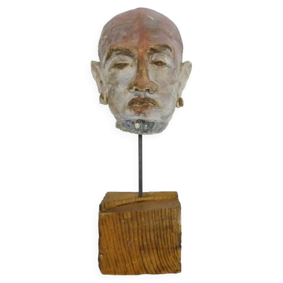 Sculpture visage en terre polychrome et plâtre, cabinet de curiosité. Ph Monaux. Artiste ariégeois