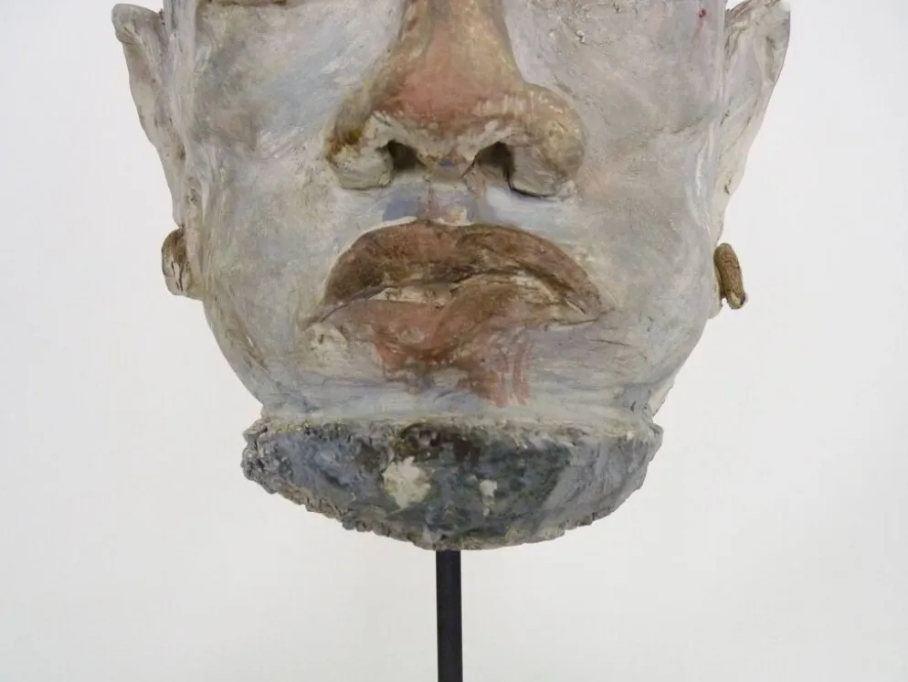 Sculpture visage en terre polychrome et plâtre, cabinet de curiosité. Ph Monaux. Artiste ariégeois