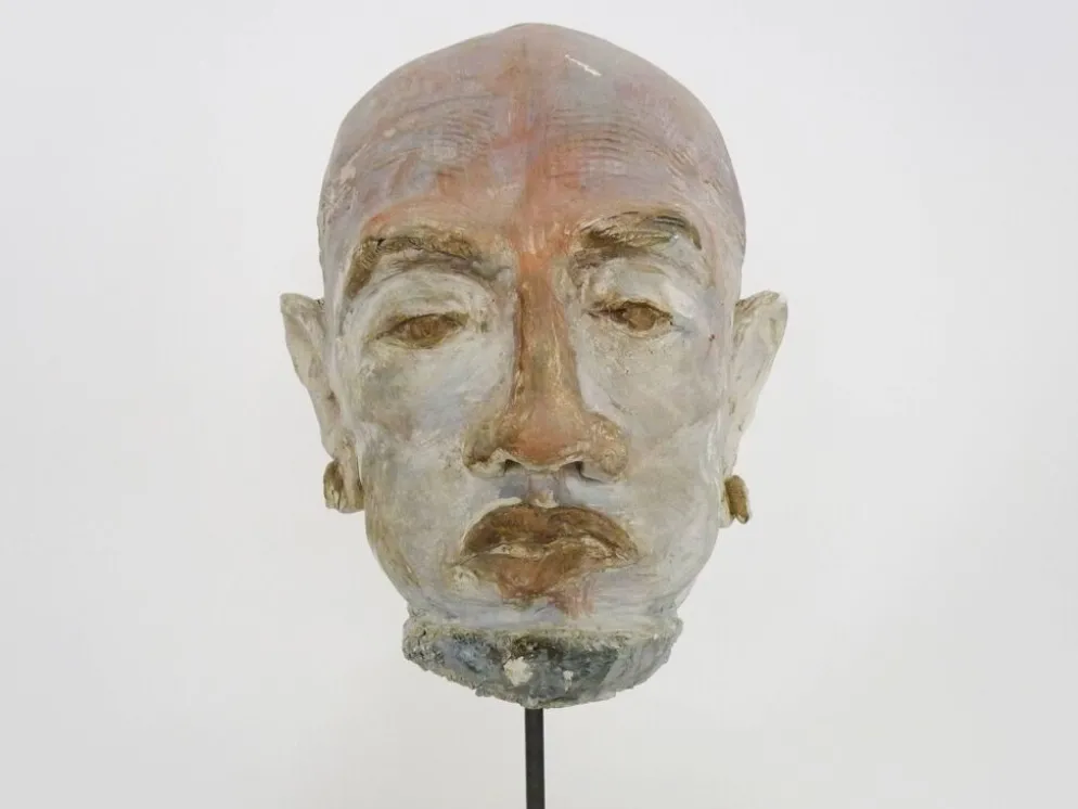 Sculpture visage en terre polychrome et plâtre, cabinet de curiosité. Ph Monaux. Artiste ariégeois