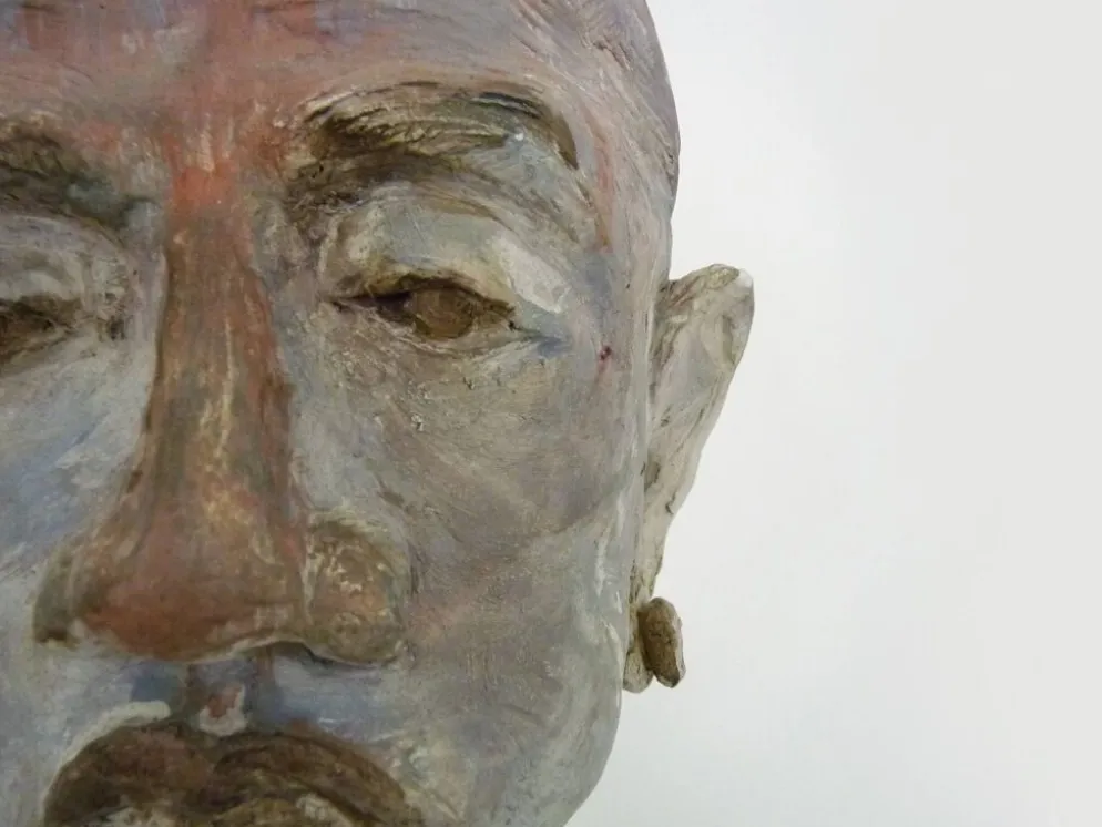 Sculpture visage en terre polychrome et plâtre, cabinet de curiosité. Ph Monaux. Artiste ariégeois