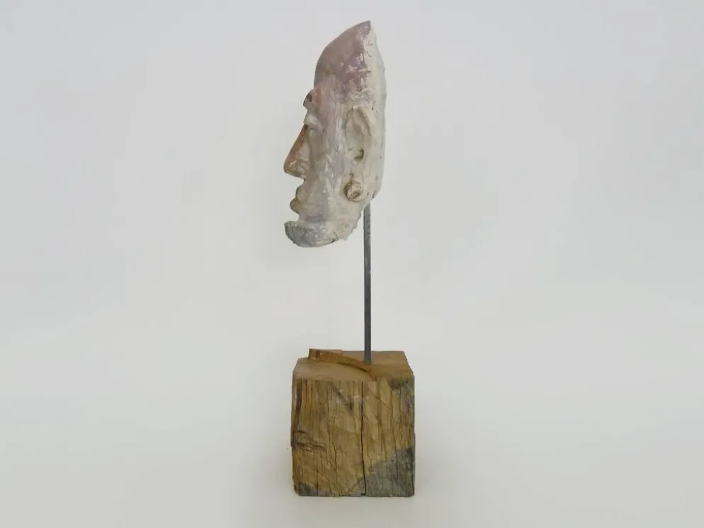 Sculpture visage en terre polychrome et plâtre, cabinet de curiosité. Ph Monaux. Artiste ariégeois