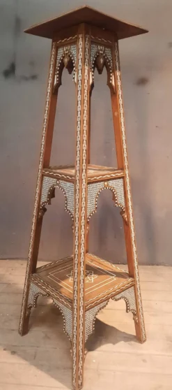 Selette orientale en bois et nacre