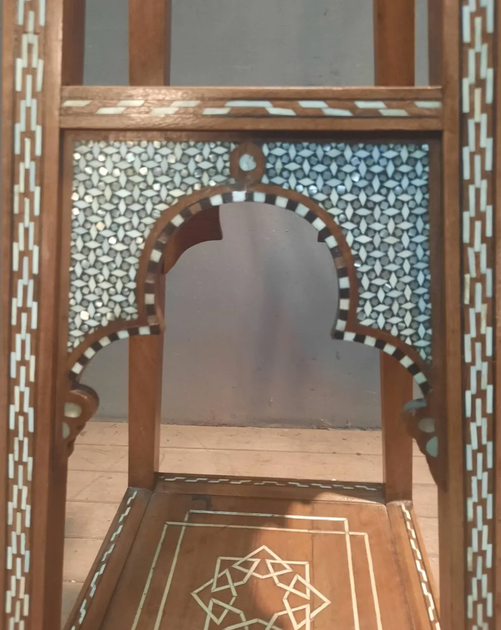 Selette orientale en bois et nacre