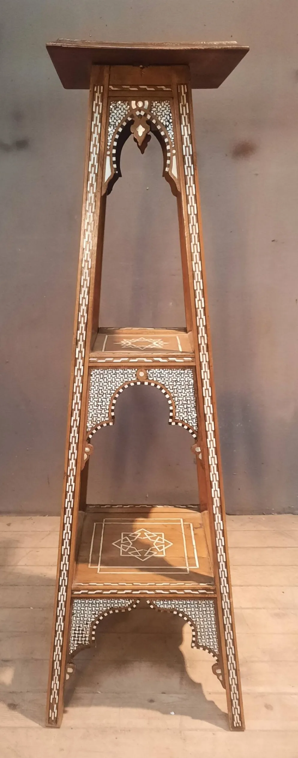Selette orientale en bois et nacre