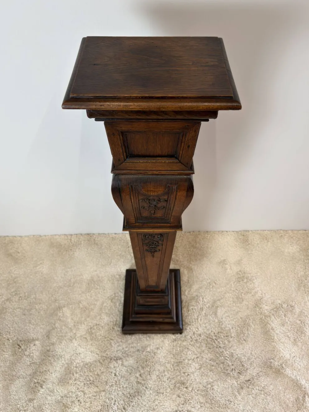 Sellette ancienne en bois sculpté