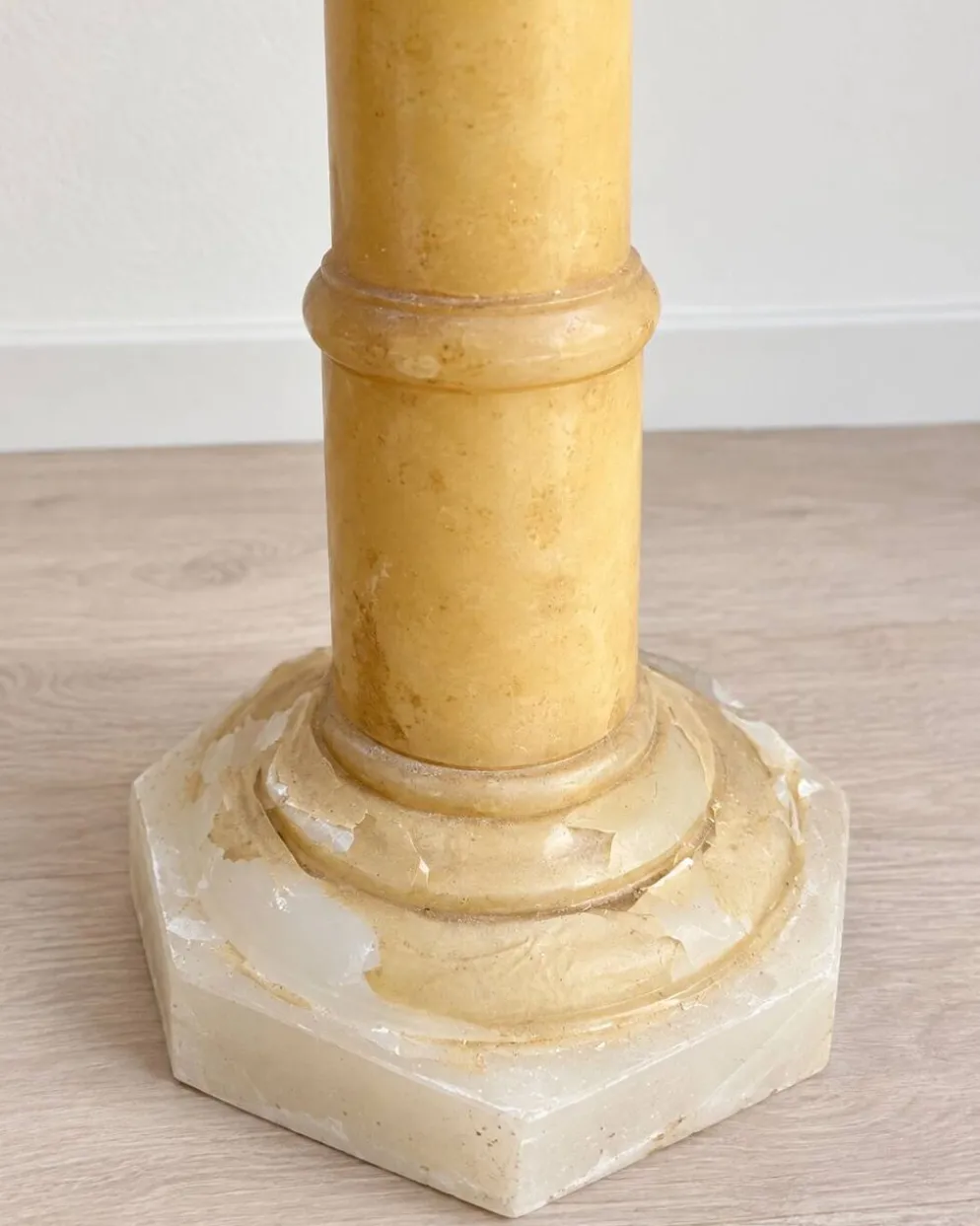 Sellette, colonne décorative en albâtre