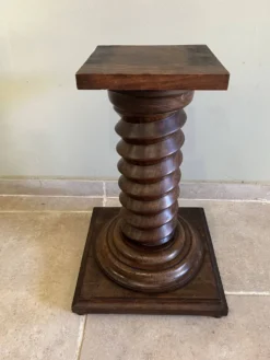 Sellette colonne torsadée style vis de pressoir