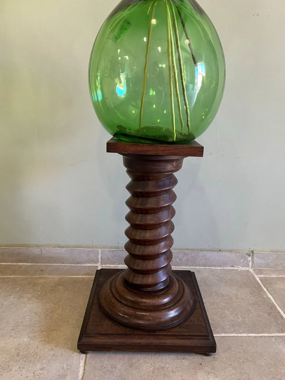 Sellette colonne torsadée style vis de pressoir