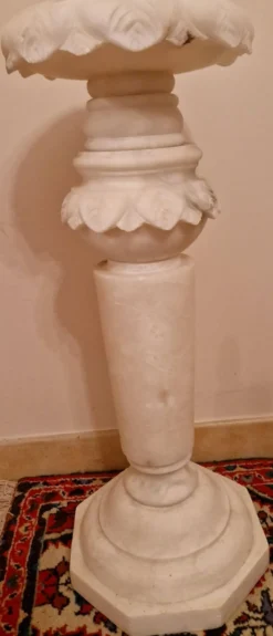 Sellette en albâtre espagnol sculpté Piédestal décoratif XXe siècle 66 cm