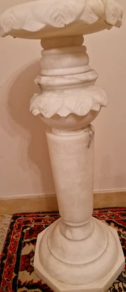 Sellette en albâtre espagnol sculpté Piédestal décoratif XXe siècle 66 cm