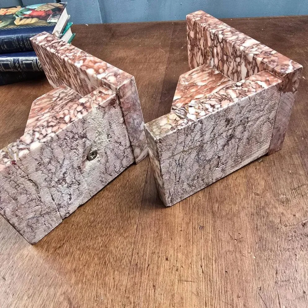 Serre-livres anciens en marbre rose – Paire Art Déco vintage