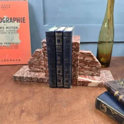 Serre-livres anciens en marbre rose – Paire Art Déco vintage
