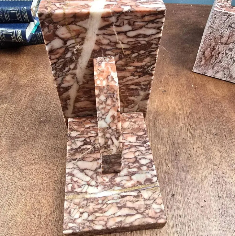 Serre-livres anciens en marbre rose – Paire Art Déco vintage