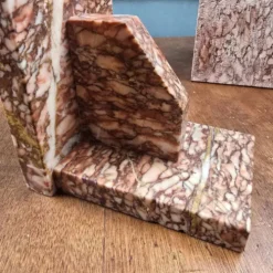 Serre-livres anciens en marbre rose – Paire Art Déco vintage