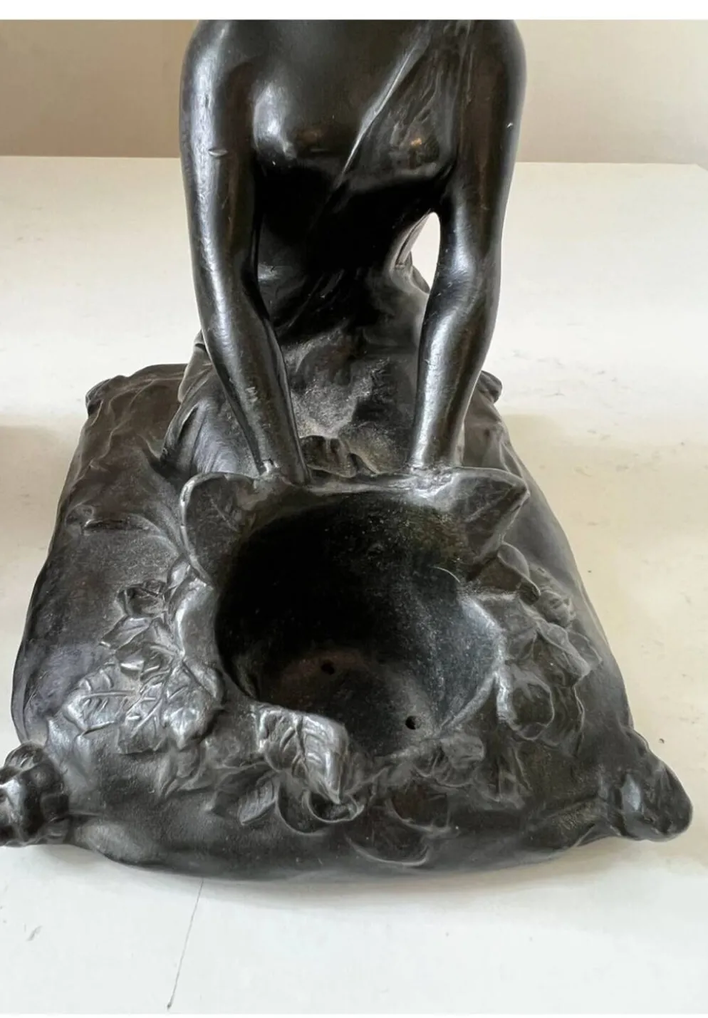 Serre-livres Art nouveau en régule figurant une femme, 1900